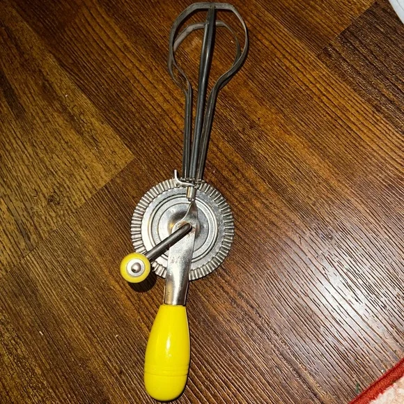 3/$15 Vintage Taplin MFG CO Yellow Knob/Handle Manual Egg Beater Mixer - Picture 5 of 6